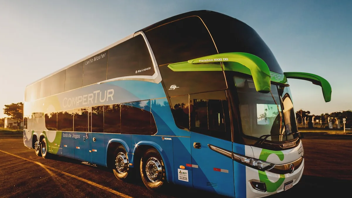 Сучасний двоповерховий автобус на трасі